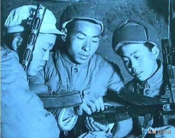 志願軍新兵炫耀槍法,老炊事員忍不住:就這水平?我來 志願軍新兵炫耀槍法,老炊事員忍不住:就這水平?我來