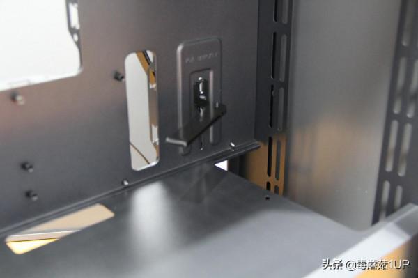 裝臺電腦，玩二十年前的網遊……用核顯就行，五開絲滑