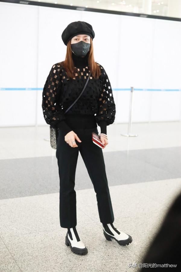 秦嵐黑色縷空毛衣吸晴,手上超大鑽戒亮閃閃 秦嵐黑色縷空毛衣吸晴,手上超大鑽戒亮閃閃