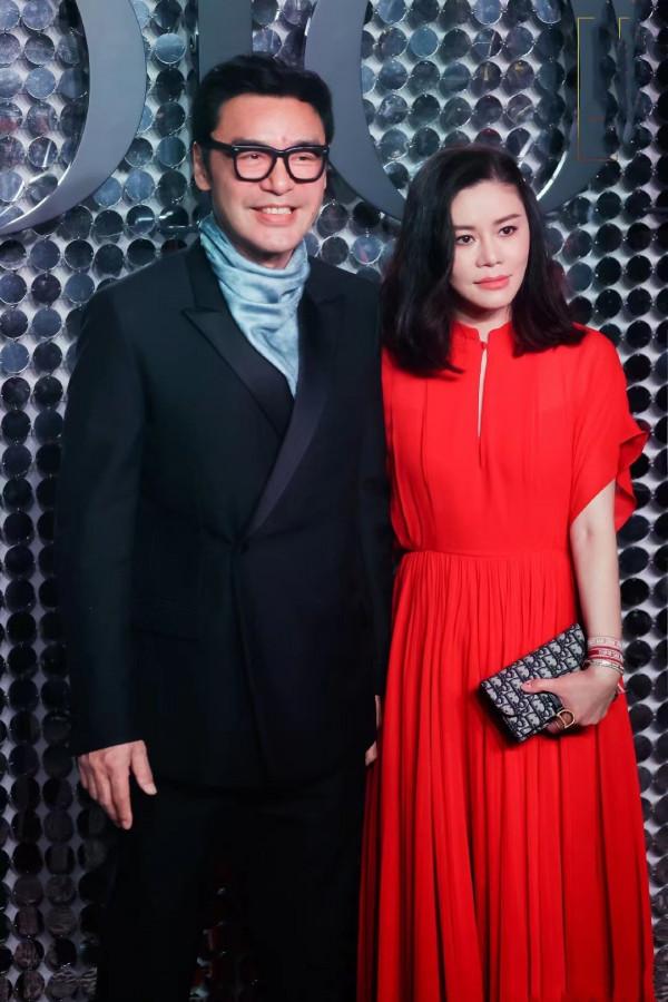 鍾鎮濤妻子慶生眾星捧月，一家5口同框她穿襯衫穩坐C位，真幸福