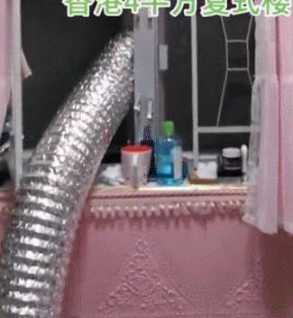 她遠嫁香港卻蝸居4㎡複式,床下就是廚房?網友:還沒我家廁所大 她遠嫁香港卻蝸居4㎡複式,床下就是廚房?網友:還沒我家廁所大