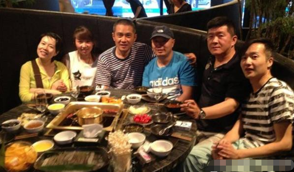 藏得夠深！別看他是《父母愛情》裡灰頭土臉的農民，其實是個幹部