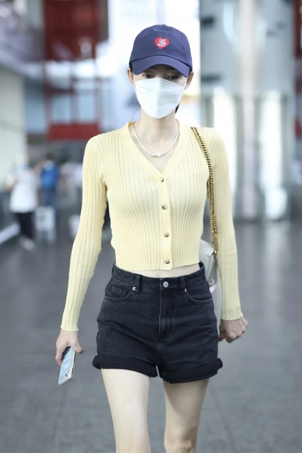 王麗坤不愧是舞蹈專業的,穿針織衫+短褲也很高階,線條感真優美 王麗坤不愧是舞蹈專業的,穿針織衫+短褲也很高階,線條感真優美