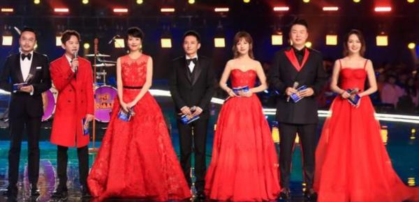 在湖南臺晚會上，快樂家族只來了兩位，劣跡主持人的時代過去了