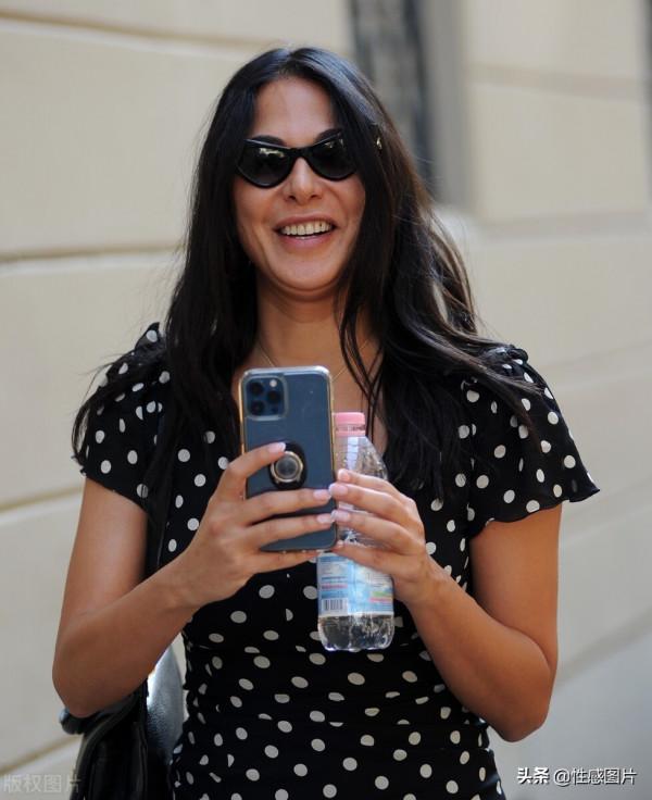 莫蘭阿提亞斯：一襲吊帶彩色裙，撩眼奪目