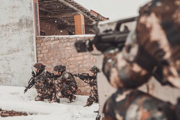 酷！軍校學員雪地模擬訓練