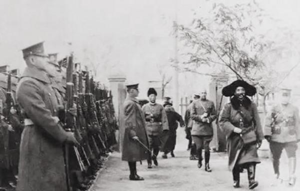 東北軍的泰山北斗，卻秘密送兒子參加紅軍，兒子成為紅軍名將