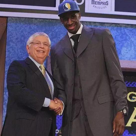 賽季報銷!被抬出場!他要因此退役了...... 賽季報銷!被抬出場!他要因此退役了......