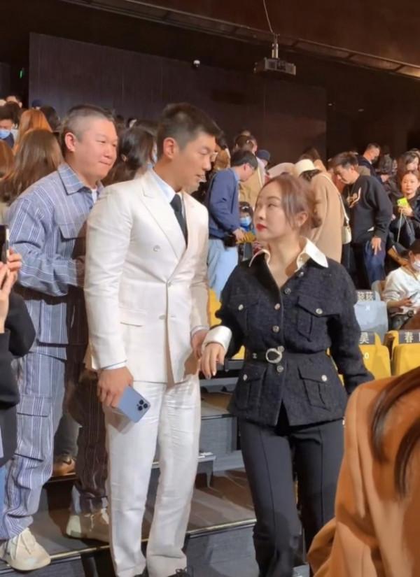 霍思燕胖到沒脖子!毛絨衫+西服褲盡顯貴婦氣場,被杜江扶好甜蜜 霍思燕胖到沒脖子!毛絨衫+西服褲盡顯貴婦氣場,被杜江扶好甜蜜