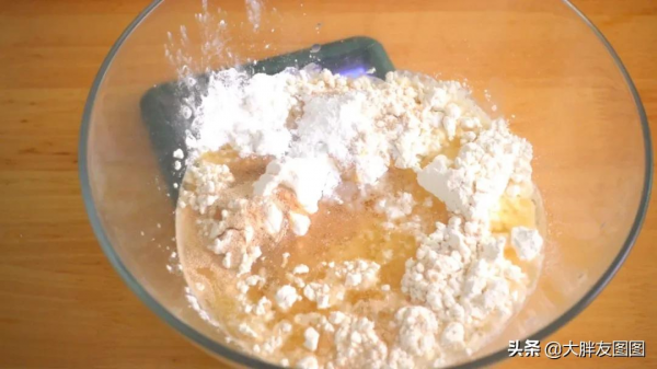 2斤無糖綠豆餅，一出爐就搶光了，皮薄餡大，沒有烤箱也能做