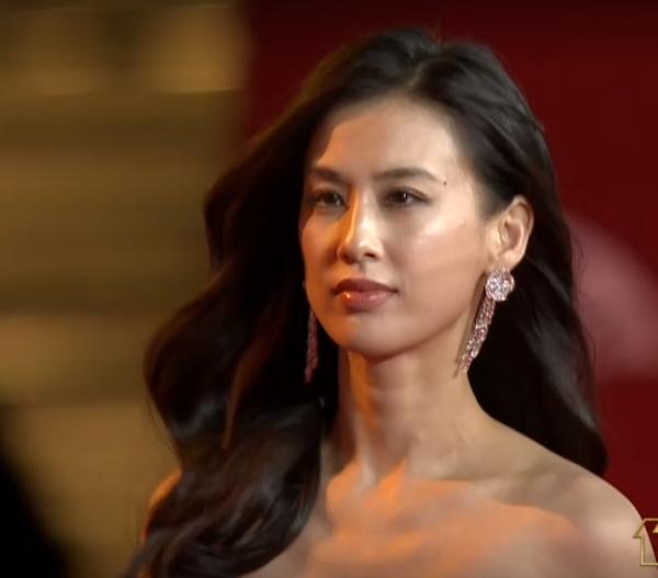 北影節紅毯：楊穎美背搶鏡，佟麗婭仙氣絕美，都不及鞏俐比耶吸睛