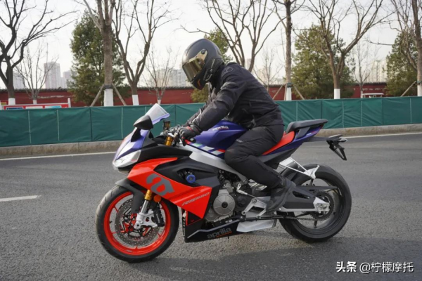 阿普利亞RS660，帥氣的&OpenCurlyDoubleQuote;狠&rdquo;角色