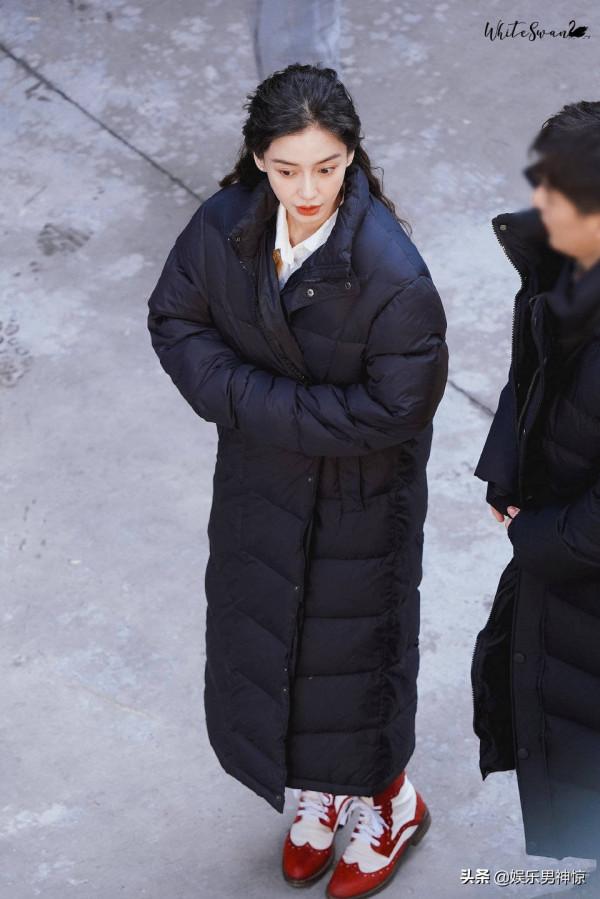 Angelababy新劇路透曝光 捲髮配綠色長裙氣質優雅