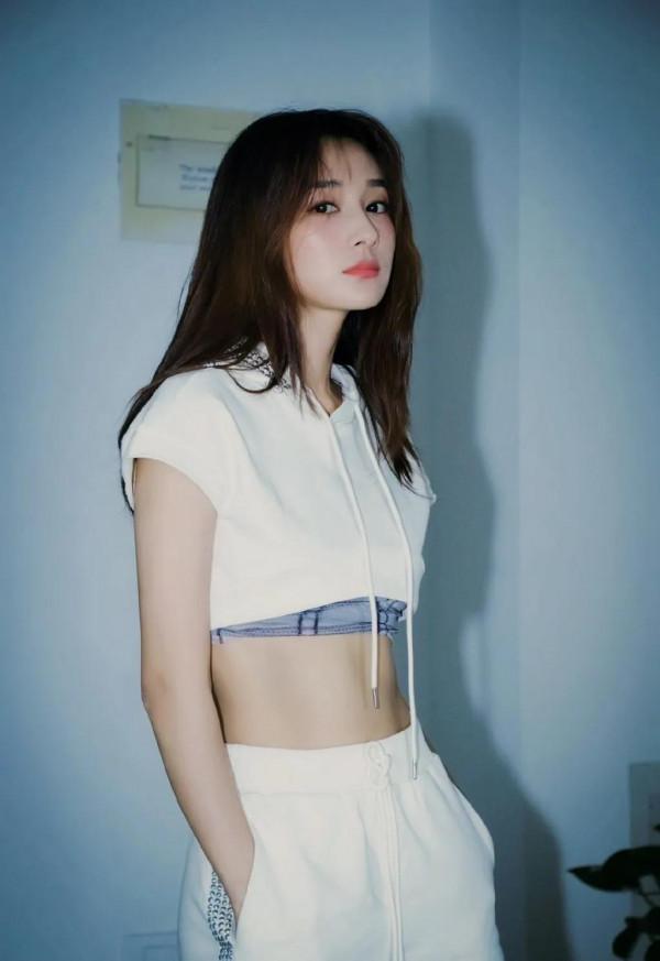 李斯抱怨拘秦桎，若將玉骨冰姿比，寧堪作吏風塵下