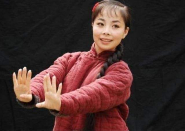 王二妮：星光大道走紅，一人撐起全家，風光背後的艱辛與淚水