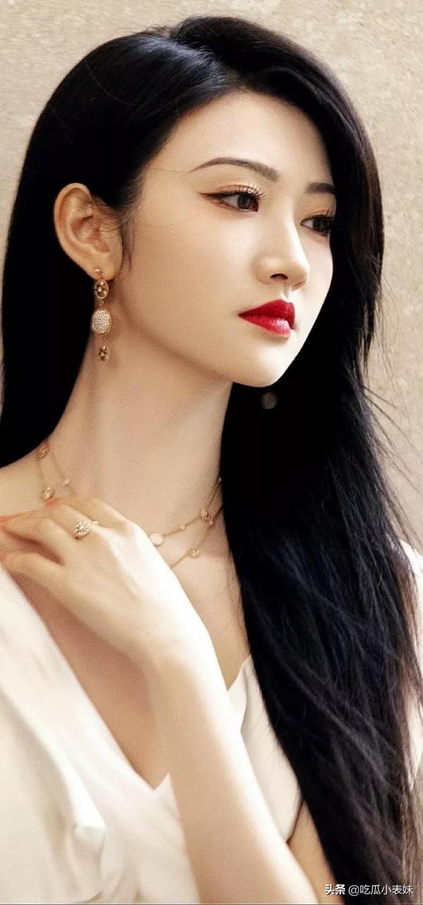 景甜，膚白貌美，恬靜如水