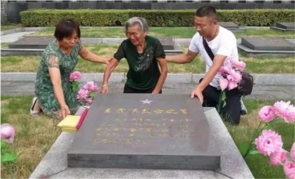 紅軍以為她犧牲了，烈士陵園立了墓碑，50多年後，73歲的她回來了