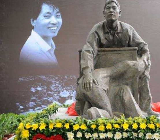 地震13年後，“範跑跑”還在上熱搜，誰還記得英雄老師譚千秋？