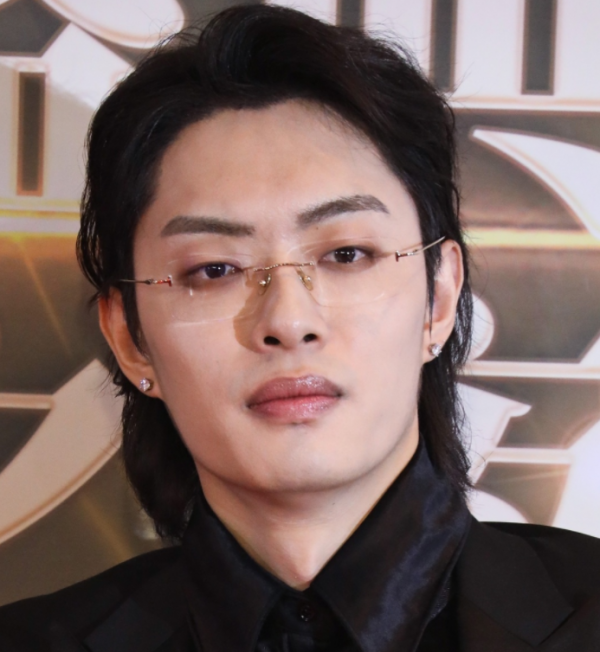 男星紅毯濃妝總是翻車!現場生圖對比太明顯,妝面乾淨清爽才舒服 男星紅毯濃妝總是翻車!現場生圖對比太明顯,妝面乾淨清爽才舒服