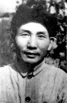 他24歲入黨，54歲擔任省長，78歲官至副國級，女兒享受國家的補貼