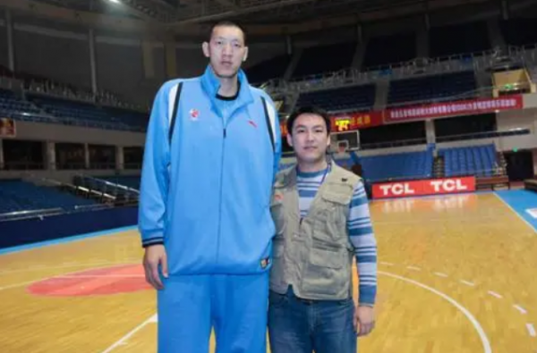 中國巨人,身高2.36米獲世界紀錄,娶1.9米的妻子,現狀如何? 中國巨人,身高2.36米獲世界紀錄,娶1.9米的妻子,現狀如何?