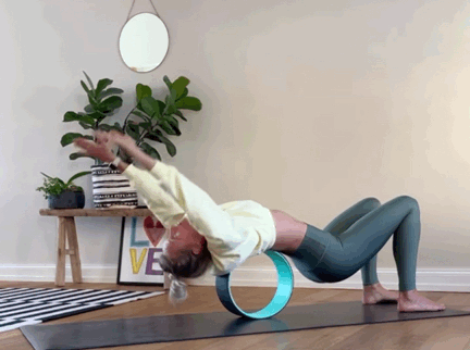 被譽為輔具神器的-瑜伽輪,你會用嗎?(附練習序列) 被譽為輔具神器的-瑜伽輪,你會用嗎?(附練習序列)