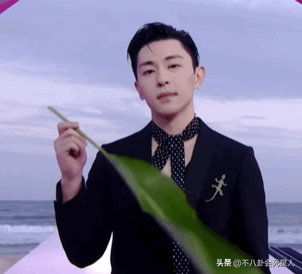 男明星走紅毯的出位表現：李現裹被子，鄧倫油膩，彭昱暢拉玩具車