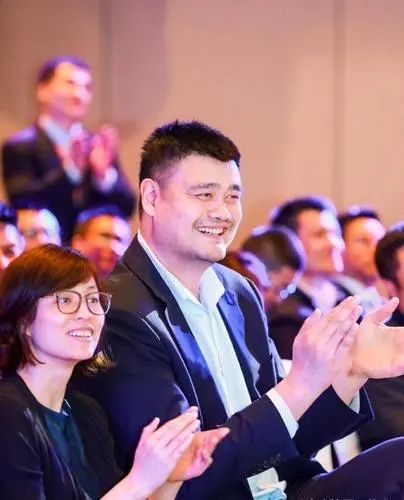 嫁給2米26的姚明是什麼感覺？葉莉的回答讓人感動，球迷直呼般配