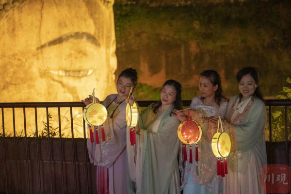 翔子來啦㉑｜中秋之夜 百人漢服遊大佛 好似穿越