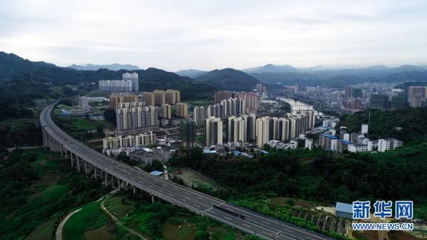 沿著高速看中國丨路通產業興 竹山換新顏