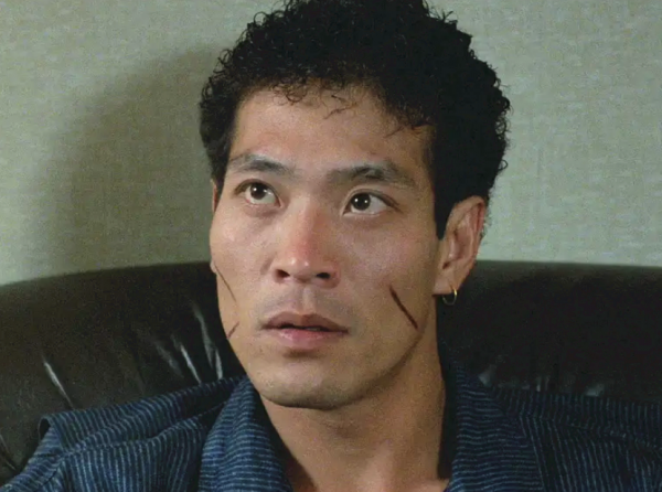 67歲老戲骨鍾發罕露面，現身奢華別墅精神足，息影后移居內地生活