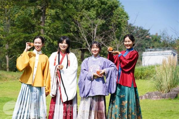 浙江農林大學：大學生漢服愛好者品月餅迎中秋（圖）