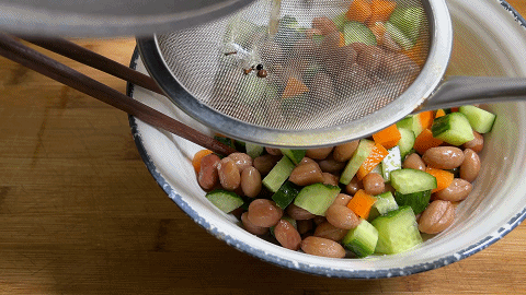 涼拌水煮花生米,簡單的美味,加上喜歡的黃瓜丁和胡蘿蔔丁,好吃 涼拌水煮花生米,簡單的美味,加上喜歡的黃瓜丁和胡蘿蔔丁,好吃