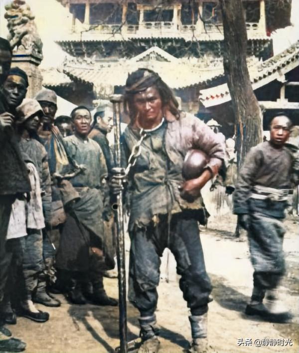 晚清老照片:小腳女子纏裹腳布,牛車車輪比人高,乞丐抓蝨子 晚清老照片:小腳女子纏裹腳布,牛車車輪比人高,乞丐抓蝨子