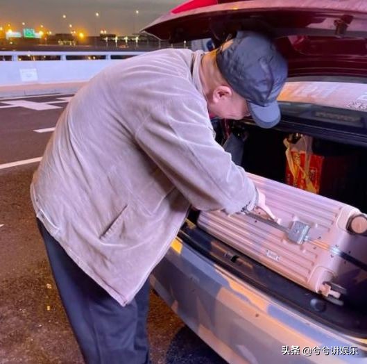 64歲老戲骨林棟甫街頭開出租車,輕鬆地把行李箱遞給乘客 64歲老戲骨林棟甫街頭開出租車,輕鬆地把行李箱遞給乘客