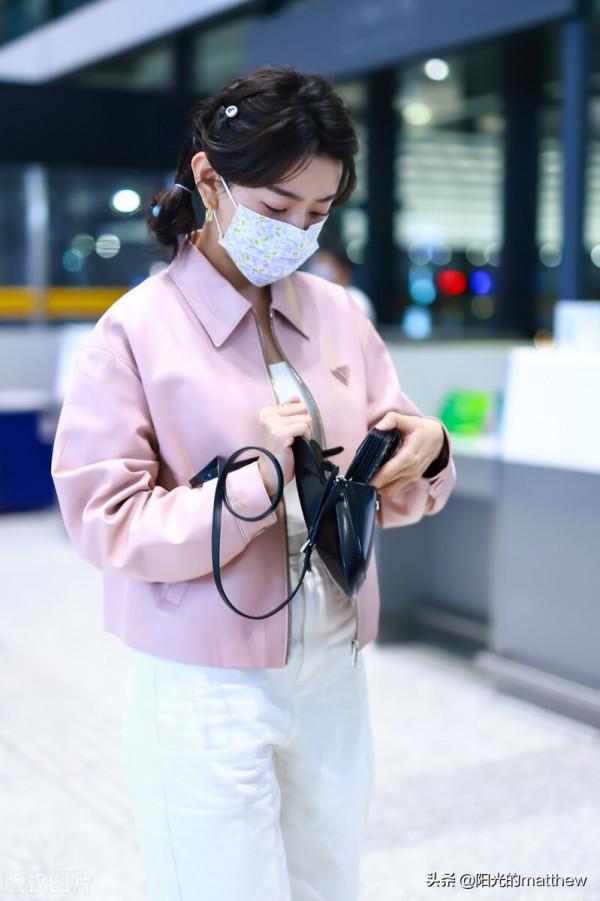 梁潔粉色皮夾克搭配白色錐形褲時尚酷風，對鏡揮手微笑甜美迷人