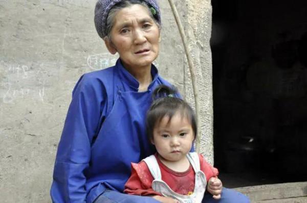 母親尋女兒5年,見面後女兒裝作不認識,跟蹤去女兒家母親哭了 母親尋女兒5年,見面後女兒裝作不認識,跟蹤去女兒家母親哭了