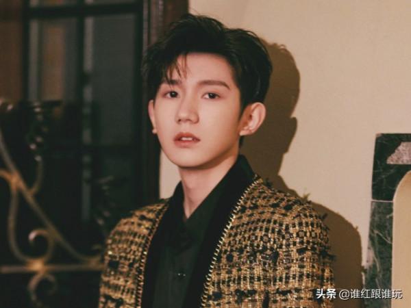 ELLE風尚大典宣傳照,劉雯C位,楊冪蔡徐坤分列兩旁,王源第2排 ELLE風尚大典宣傳照,劉雯C位,楊冪蔡徐坤分列兩旁,王源第2排