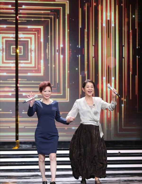 60歲蔡明穿衣不裝嫩，印花上衣優雅得體，但筆挺的褲縫太有年代感