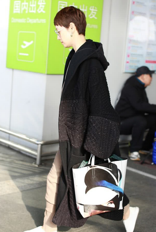 馬伊琍的時尚你懂嗎!穿大衣配套裙腿上還套條毛褲,保暖又洋氣 馬伊琍的時尚你懂嗎!穿大衣配套裙腿上還套條毛褲,保暖又洋氣