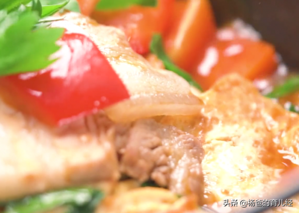 五花肉這樣吃太美味,搭配芹菜和豆腐,營養又解饞,孩子特愛吃 五花肉這樣吃太美味,搭配芹菜和豆腐,營養又解饞,孩子特愛吃