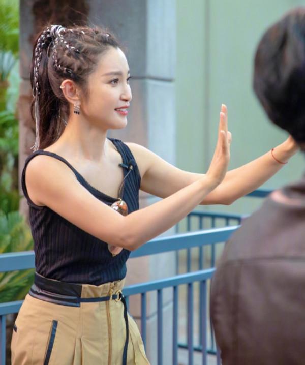 李冰冰參加活動由多個安保“護駕”,被贊臉小眼睛大完美得像雕塑 李冰冰參加活動由多個安保“護駕”,被贊臉小眼睛大完美得像雕塑