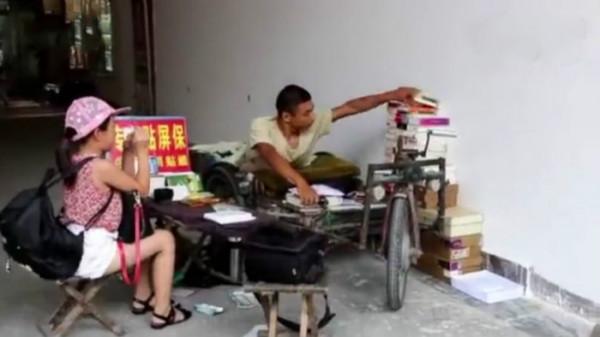 夏西偉:5歲時被生父家暴,落下終生殘疾,靠貼膜買下一套房 夏西偉:5歲時被生父家暴,落下終生殘疾,靠貼膜買下一套房