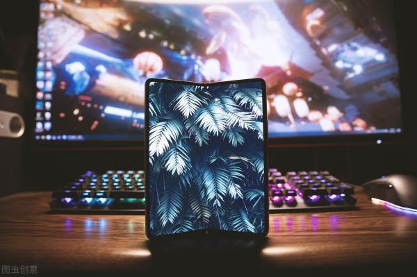 谷歌可摺疊手機新名字曝光，或配備7&period;6英寸螢幕，售1400美刀