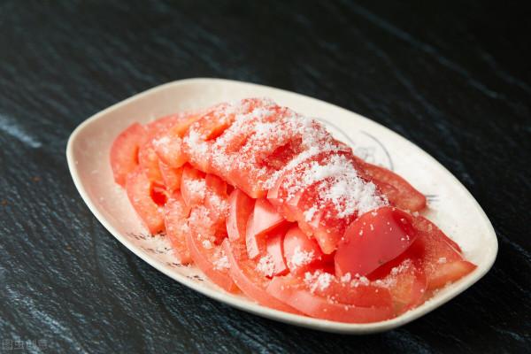 才知道，糖拌西紅柿不要只放糖，多放一味，酸甜味更濃