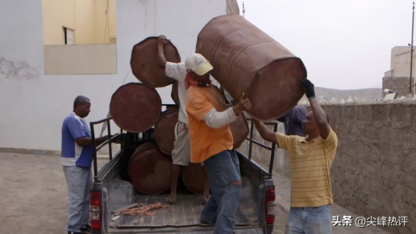 非洲父親花所有積蓄買25個鐵桶,為18歲兒子建了一間新房 非洲父親花所有積蓄買25個鐵桶,為18歲兒子建了一間新房