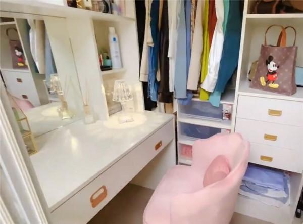 姑娘買下28㎡小家，利用2米9層高做夾層臥室，一個人住也太爽了