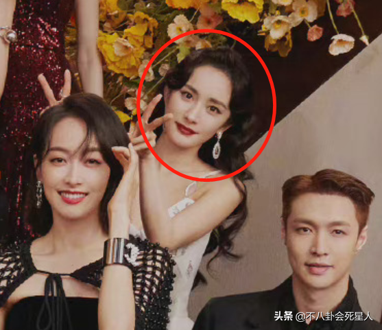 女明星混“名利場”太現實!楊冪合照貼邊,李嘉欣在貴婦團站角落 女明星混“名利場”太現實!楊冪合照貼邊,李嘉欣在貴婦團站角落