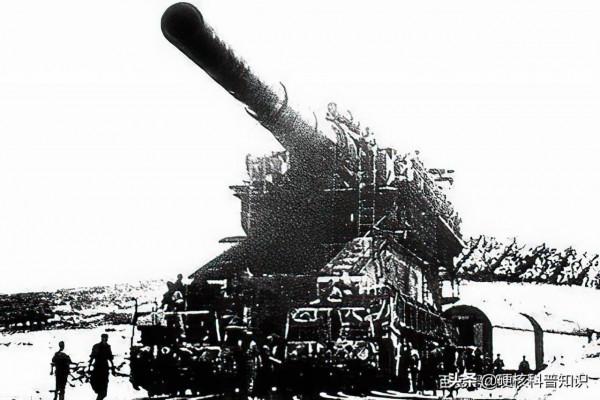 1350噸的古斯塔夫巨炮有多厲害?6發炮彈炸燬一座城,需4千人操作 1350噸的古斯塔夫巨炮有多厲害?6發炮彈炸燬一座城,需4千人操作
