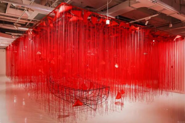 鹽田千春:紅與黑之間 缺席中的存在 鹽田千春:紅與黑之間 缺席中的存在